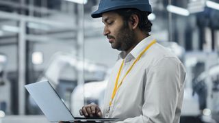 Indien führt neue Vorschriften zur Maschinensicherheit ein. Die „Machinery and Electrical Equipment Safety (Omnibus Technical Regulation) Order, 2024“ fordert künftig eine BIS-Zertifizierung und einen lokalen Vertreter. Pilz Indien kann Unternehmen bei der Erfüllung der Anforderungen und beim Export nach Indien unterstützen. (Bild: © iStock.com/gorodenkoff, Pilz GmbH & Co. KG)