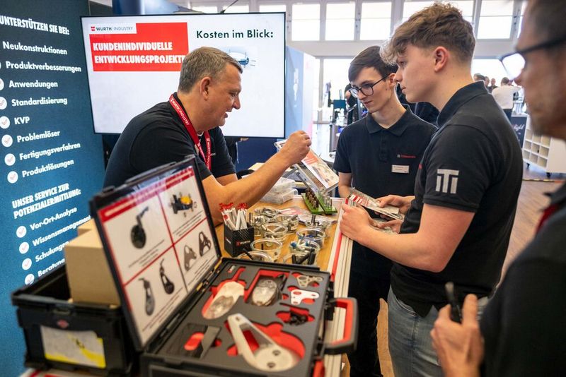 Im Mittelpunkt standen wieder viele Fachgespräche zwischen Besuchern und Ausstellern. (Bild: PHOTOVISION-DH GmbH)