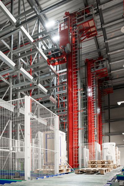 Hier sorgen gleich mehrere Regalbediengeräte des Typs Performance von Gilgen Logistics in einem Hochregallager für mehr Effizienz. (Bild: Gilgen Logistics)