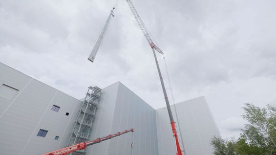 Logistik-Hub: Das neue Lebkuchen-Distributionszentrum (hier wird ein Vectura-RBG eingebracht) fasst sechs bisherige dezentrale Lager an einem zentralen Standort zusammen.(Bild:  Swisslog)