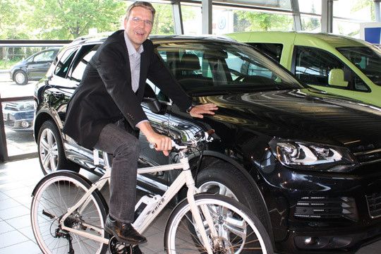 Mark Stricker verkauft in seinem Autohaus auch Elektrofahrräder. (Foto: Scheid)