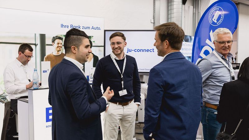 ...und die Bank Deutsches Kraftfahrzeuggwerbe waren dort als treue Sponsorpartner der Automotive Business Days auch vertreten. (Stefan Bausewein)