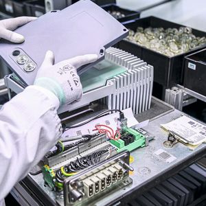 Die Leiterplatten und weiteren Komponenten werden von den Nord-Spezialisten manuell zu Frequenzumrichtern montiert.(Bild:  Nord Drivesystems)