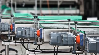 Aufgrund der SNI-Technologie benötigt das mechatronische Antriebssystem Movigear nur eine durchgeschleifte Leitung für Energieversorgung und Kommunikation. Diese dezentralen Antriebe beanspruchen weit weniger Schaltschrankplatz als herkömmliche Lösungen.  (Bild: SEW-Eurodrive)