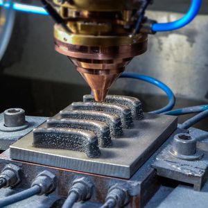 Mittels Laser-Pulver-Auftragschweißen lassen sich Bauteile aus verschiedenen Materialien integral fertigen. So können spezifische Materialien an genau den Orten platziert werden, an denen deren Eigenschaften benötigt werden. Dies stellt beispielweise leichtere, bessere und kostenreduzierte Schaufeln für Gasturbinen in Aussicht.(Bild:  Fraunhofer IWS Dresden)