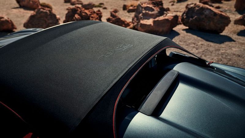 Nach hinten geöffnet: Das Dach ist nur bis 200 km/h freigegeben. (Bild: Porsche)