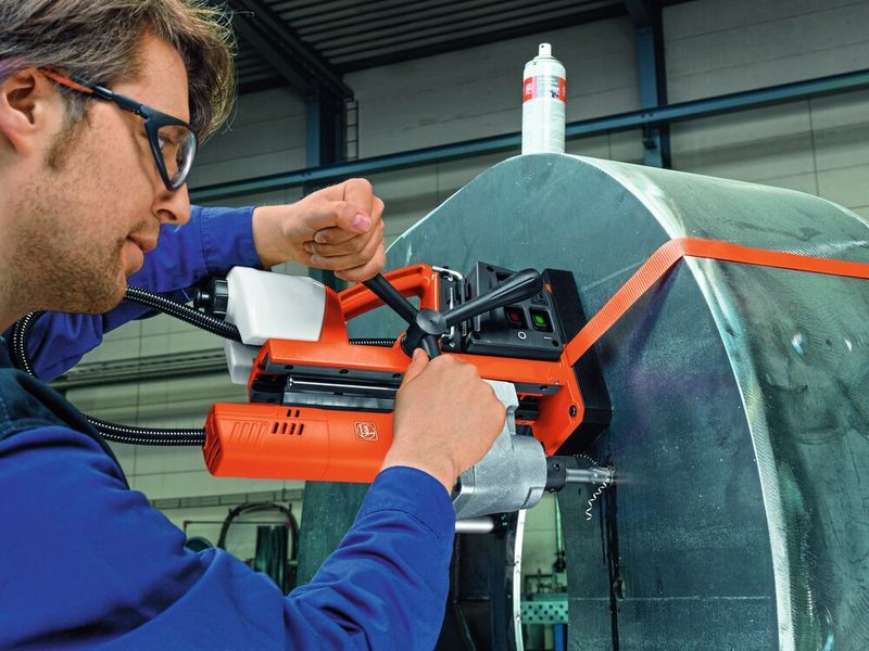 Das relativ geringe Gewicht der Fein-Werkzeuge erlaube das ermüdungsfreie Arbeiten auch bei einer vertikalen Position des Bohrsystems. (Fein)