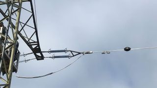 "Astrose" überwacht Hochspannungsleitungen direkt am Leiterseil und ermöglicht eine präzisere Auslastung bestehender Netzinfrastruktur. (Bild: Fraunhofer IZM)