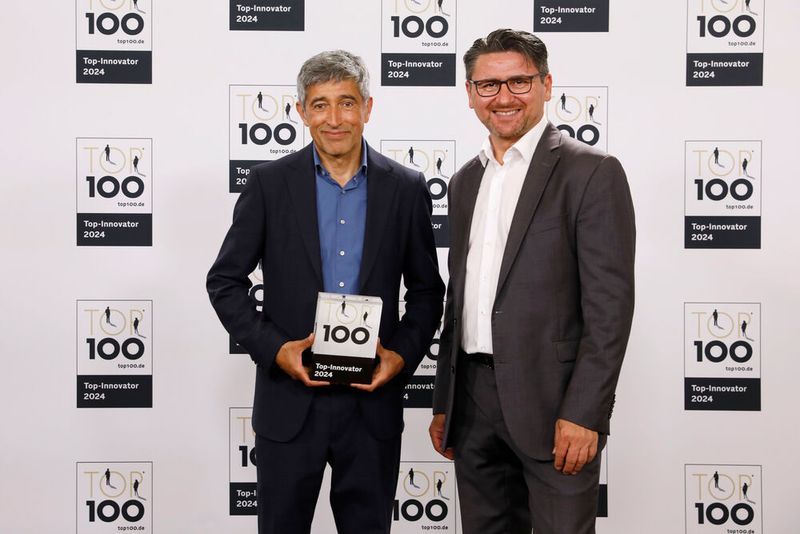 Nanotec stellt unter anderem Motoren mit integriertem Controller, bürstenlose DC-Motoren oder Linearaktuatoren mit Schrittmotoren her. Zwei Drittel ihres Umsatzes erzielen die Elektronikexperten mit kundenspezifischen Produkten. Mehr als 80 Prozent der Motoren und Steuerungen werden nach individuellen Wünschen gefertigt. Ständig optimierte Prozesse garantieren, dass Neuerungen zügig realisiert werden können. Im Bild: Durmus Özcan (CSO). (Bild: KD Busch/compamedia)