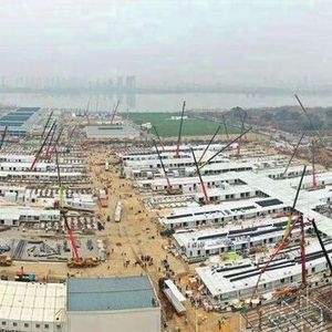 Die Notfallkrankenhäuser Huoshenshan und Leishenshan in Wuhan entstanden binnen weniger Tage im Dreischichtbetrieb und verfügen jeweils über 1.000 Betten für COVID-19-Patienten sowie über bis zu 30 Intensivstationen