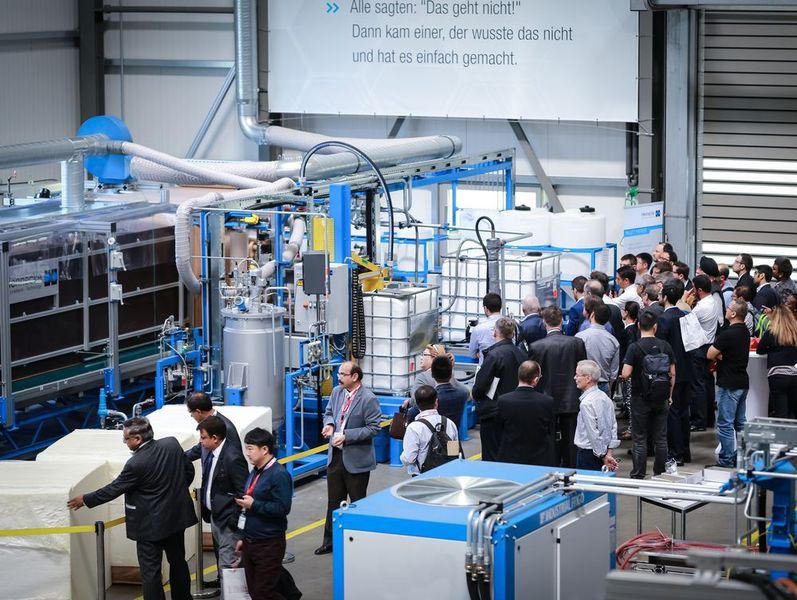Um den Interzum-Besuchern auch praktische Impressionen zur Blockschaumanlage Jflex zu gönnen, organisierte Hennecke im eigenen Techcenter in Sankt Augustin, heißt es, ein ganz besonderes Schäum-Event. (Hennecke)