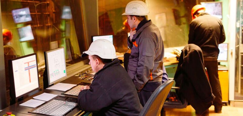 Schon zum zweiten Quartal in Folge melden die Industrieverbände der Metall- und Elektroindustrie sowie der Elektronikbranche einbrechende Auftragszahlen. Die Chefsvolkswirte sprechen von Rezession – und fordern die Politik zum Handeln auf. Schon zum zweiten Quartal in Folge melden die Industrieverbände der Metall- und Elektroindustrie sowie der Elektronikbranche einbrechende Auftragszahlen. Die Chefsvolkswirte sprechen von Rezession – und fordern die Politik zum Handeln auf.