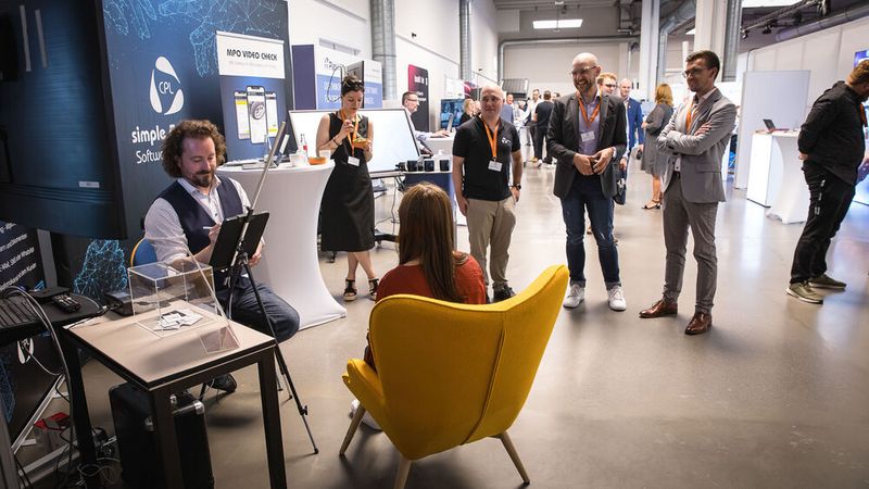 Mit einer Karikatur konnten diese zudem eine bleibende Erinnerung mit nach Hause nehmen. (Bild: Stefan Bausewein)