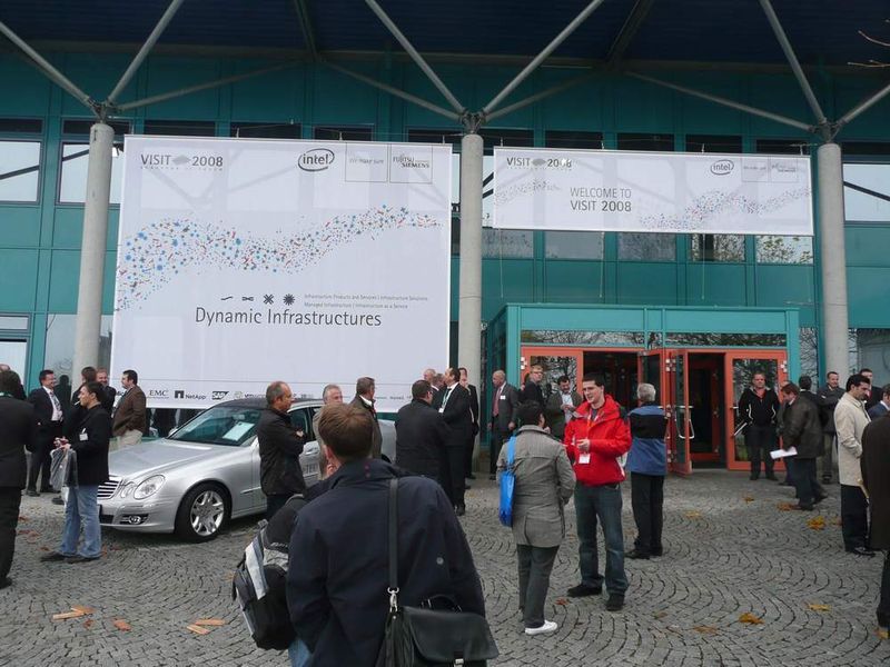Die strategische Anweisung „Dynamic Infrastructures“ beherrschte schon den Vorplatz der Ausgburger Messe. Raucher und Neuankömmlinge hielten sich an die Vorgabe, strukturierten sich dynamisch und tauschten eifrig Informationen aus. (Archiv: Vogel Business Media)