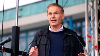 VW- und Porsche-Chef Oliver Blume hat auf einer Kundgebung gegen Rechtsextremismus in Wolfsburg gesprochen. (Bild: Matthias Leitzke)