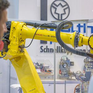 Auf der 35. Internationalen Fachmesse für Produktions- und Montageautomatisierung trifft sich die weltweite Roboter-Szene und zeigt die Systemintegration und Prozessfähigkeit von Robotern.