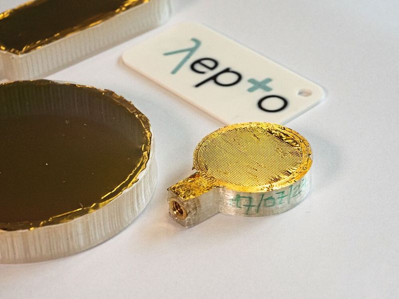 Die Terahertz-Filter von Lepto bestehen aus einer dünnen Polymerfolie mit einer mikrostrukturierten Goldoberfläche, die auf einem 3D-gedruckten Rahmen befestigt ist. Dadurch sind die Komponenten besonders leicht und individuell anpassbar.  (Bild: Empa)