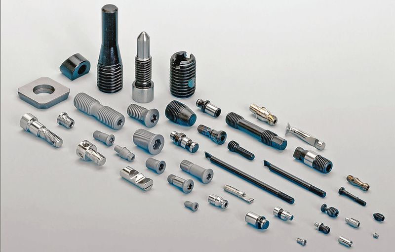 Schrauben und Befestigungselemente mit Schneidöl von Strub be­arbeitet.  (Rumpel & Cie)