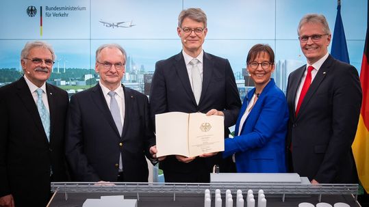 Übergabe des Förderbescheids: Prof. Manfred Aigner, Beauftragter Fuels des DLR, Dr. Reiner Haseloff, Ministerpräsident des Landes Sachen-Anhalt, Patrick Schnieder, Bundesminister für Verkehr, Prof. Meike Jipp, DLR-Bereichsvorständin Energie und Verkehr, Prof. Karsten Lemmer, Mitglied des DLR-Vorstands und verantwortlich für Innovation, Transfer und wissenschaftliche Infrastrukturen (vlnr).(Bild:  BMV |Woithe)