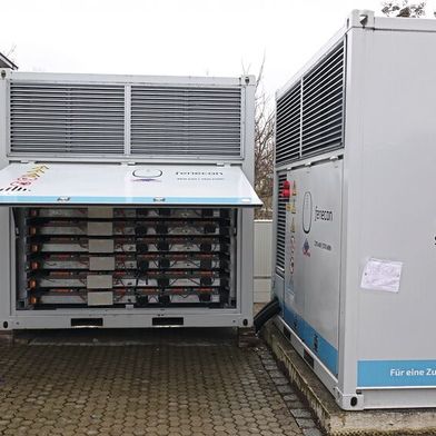 Lagerung und Nutzung in einem: E-Auto-Batterien können zur stationären Energiespeicherung genutzt werden, wie hier bei Auto-Ruhfass in Vohburg. (Bild: Rosenow – VCG)