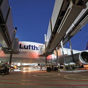 Der Airbus A380 mit drei angedockten Fluggastbrücken: Tries Hydraulikaggregate und Zylinder in den Fahrwerken realisieren eine sichere Positionierung auch bei einer Höhe von über 8 m.
