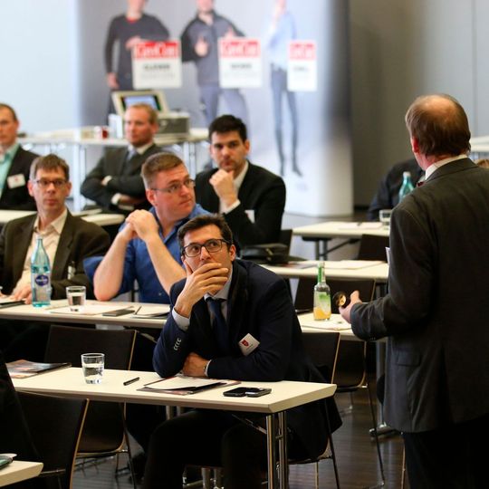 Mit Vorträgen, Seminaren, Live-Vorführungen, Guided Tours und in zwei Sonderschauen haben die Veranstalter der Powtech ein umfangreiches Fachprogramm für Pulver- und Schüttgutprofis auf die Beine gestellt. Mit Vorträgen, Seminaren, Live-Vorführungen, Guided Tours und in zwei Sonderschauen haben die Veranstalter der Powtech ein umfangreiches Fachprogramm für Pulver- und Schüttgutprofis auf die Beine gestellt.