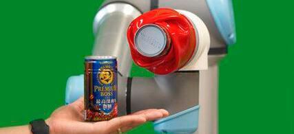 Der Robotergreifer „Rose“ kann eine Vielzahl von Objekten mit Leichtigkeit aufnehmen. Das Bild zeigt, wie er eine Kaffeedose greift. (Bild:  Van Anh Ho vom JAIST)