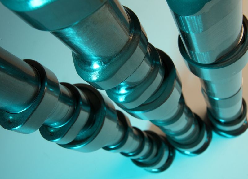 Nockenwellen werden traditionell massiv gefertigt. Neue Verfestigungsverfahren können das Gewicht deutlich senken. (Bild: Fraunhofer IWU, Chemnitz)