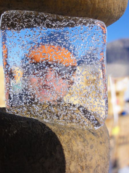 Das Eis des Taylor-Gletschers in der Antarktis enthält Luftblasen, die dort bereits seit Tausenden von Jahren festsitzen. Mit diesem Bild gewann Bernhard Bereiter ausserdem den SNF Bilderwettbewerb 2017.  (Bernhard Bereiter)