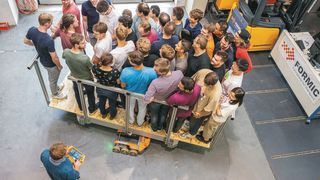 Mit dem modularen, auf dem Schwarmprinzip basierenden Transportsystem Formic können bis zu 40 Tonnen gestemmt werden. Lediglich die Sicherheitsgrenzen der Steuerung blockieren, dass noch mehr Transportfahrzeuge beteiligt werden können, um noch schwerere Lasten zu manövrieren. (Bild: M. Breig / KIT)