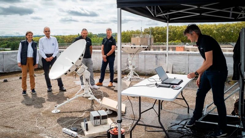 Bodenausrüstung auf dem Dach: Die Tests mit uniSpark liefen von einem Standort der CNES aus.(Bild:  CNES/Adrien Ribet)