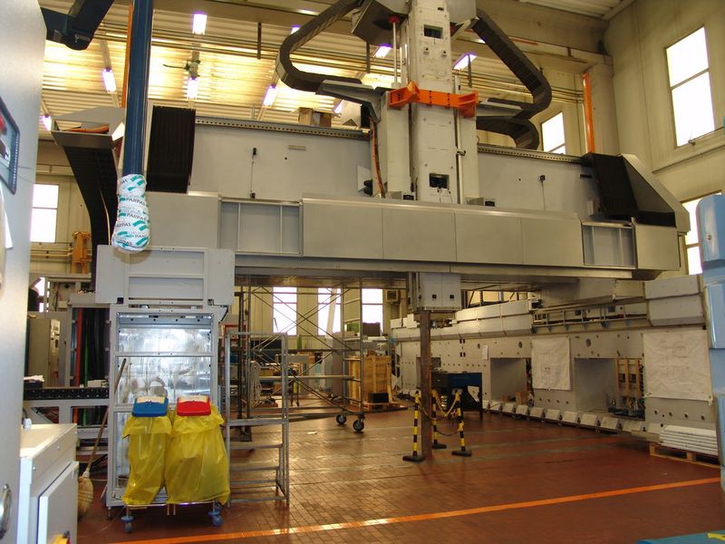 Centre XS aéronautique pour usiner des pièces en aluminium de 6x15 m avec une précision maintenue constante par l’air pulsé circulant entre carénage externe et composants machine pour stabiliser la température interne de la structure. (Image: Alain Moquard) (Archiv: Vogel Business Media)
