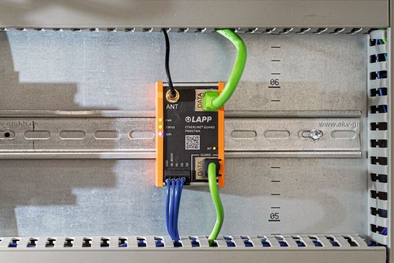 Der Etherline Guard wird zwischen die kritische Anwendung bzw. der zu überwachenden Leitung und der Steuerungsseite in einen Datenleitungsknoten gesteckt. Dafür verfügt das Gerät über einen Guard-/Data-Port für die zu überwachende Datenleitung mit RJ45-Stecker, die von der kritischen Anwendung zum Gerät führt, sowie einen Data-Port für die Datenleitung mit RJ45-Stecker, die vom Gerät zur Steuerung führt. Über den Anschluss einer dritten Datenleitung an der LAN-Buchse (Variante PM03T) oder über die Verwendung des Antennenanschlusses für Wi-Fi (Variante PM02TWA) können die Wartungsdaten an eine übergeordnete Steuerung übertragen werden. (Lapp)