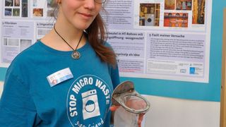 Mit ihrem Waschmaschinen-Filter für Mikropartikel hat Leonie Prillwitz den Regionalsieg bei „Jugend forscht“ erreicht.  (Reichelt Chemietechnik)