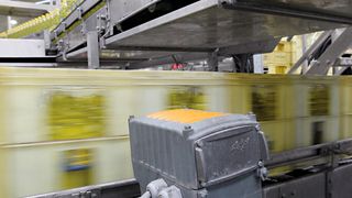 Das mechatronische Antriebssystem Movigear vereinigt Synchronmotor, Getriebe und Frequenzumrichter als mechatronische Einheit in einem Gehäuse. Es wurde speziell für die horizontale Fördertechnik entwickelt und kommt häufig in der Getränkeindustrie zum Einsatz. (SEW-Eurodrive)