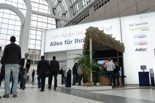 Am Stand der Vogel Business Medien in der Galeria (A31) können sich die Besucher über die Fachzeitschriften und Fachbücher für das gesamte Kfz-Gewerbe informieren oder bei einem Gläschen Kölsch oder Ahoi-Brause kurz Pause vom Messerummel machen. (Archiv: Vogel Business Media)