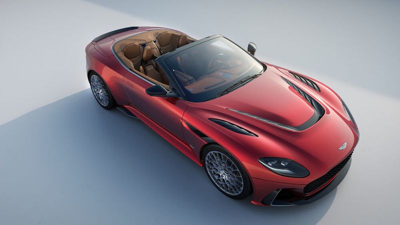 Ein 566 kW/770 PS starker V12-Motor ermöglicht den Sprint auf 100 km/h in 3,6 Sekunden. (Bild: Aston Martin)