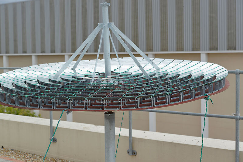 Modell eines Solarkraftwerkes auf dem Dach der Universität von Stellenbosch. Zunächst werden in der Modellebene Versuche durchgefüht, bevor es in die exakte Planung geht. Südafrika bietet für diese Forschungen, auch wegen der relastischen Anwendungsmöglichkeiten, gute Chancen. (Isenburg)