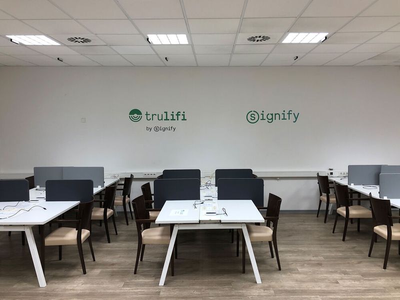 Besucher des Volksparkstadions in Hamburg können eine neue Internet-Verbindung per Licht mit 150 MBit pro Sekunde nutzen.  (Bild: Signify)