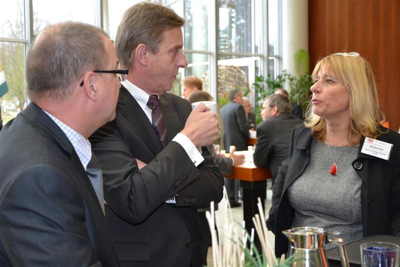 von links: Jürgen Weitenkopf und Rudolf Mayerhofer (beide Cooper Crouse-Hinds) im Gespräch mit Monika Reek (Namur) (Bilder: M. Henig, J. Nellen / PROCESS) (Archiv: Vogel Business Media)