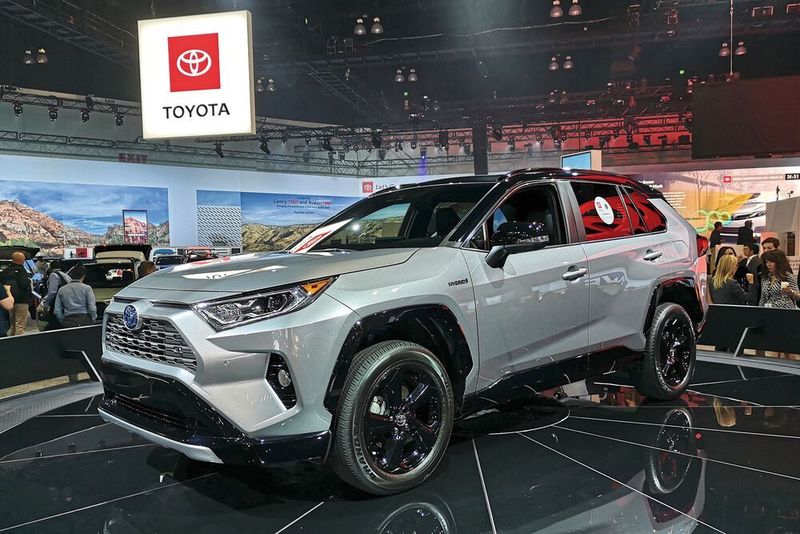 Die SUV-Welle reitet Toyota mit dem neuen Rav4, der sich der Formensprache des CH-R anpasst. (Max Friedhoff/SP-X )