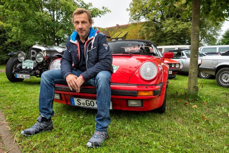Schauspieler Richy Müller ist nicht nur als Kommisar von der Marke aus Zuffenhausen angetan. Er nimmt dieses Jahr für Porsche an der „Paul Pietsch Klassic“ teil. (Foto: Porsche)