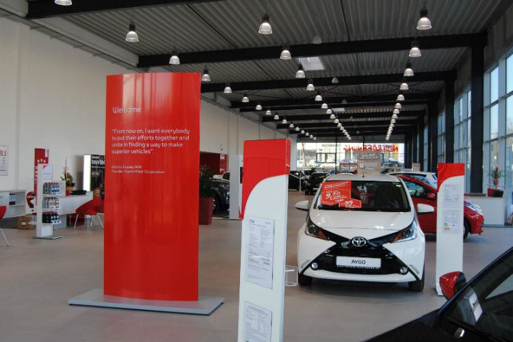 ... die sich nach der Betriebsgröße richten, hat der Hersteller ausgearbeitet. Der kleine Händler wird für die Basisversion etwa 15.000 Euro minus 40 Prozent Zuschuss investieren müssen. (Foto: Toyota)