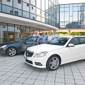 Automatisierte Versuchsfahrzeuge der Universität Ulm mit dem Kernentwicklungsteam. Das neue Auto ist im Vordergrund zu sehen.