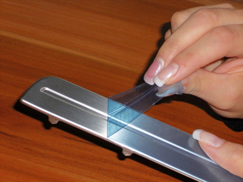 Immer häufiger gefordert: eine Schutzfolie mit besten Umformeigenschaften, die auch hohe Temperaturen aushält und dennoch leicht abziehbar ist (Easy-Peel-Effekt). (Bild: Vogel-Bauer)