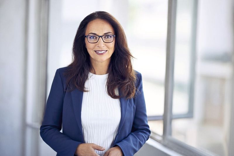 DGB-Chefin Yasmin Fahimi kündigte an, die Gewerkschaften würden die Fragen, wie wettbewerbsfähige Industrie-Strompreise sichergestellt werden könnten, im nächsten Jahr ganz vorne auf die Tagesordnung in den Gesprächen mit der Bundesregierung setzen. „Je tiefer die Schnitte in die Wertschöpfungskette werden, je mehr Unternehmen der Wertschöpfungskette Deutschland verlassen, desto dramatischer wird der Dominoeffekt sein.“ (Bild: Benno Kraehahn)