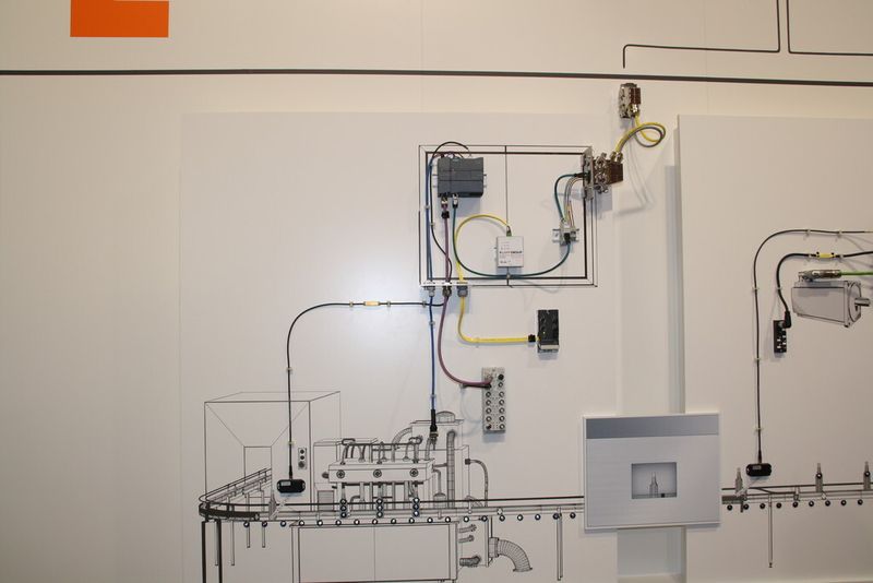 Laut Moebus wird anderer starker Trend der zu dezentralen Antriebssystemen sein. Dafür werden zunehmend Hybridleitungen gefragt sein, die Spannungsversorgung und Datenübertragung zugleich übernehmen. (Bild: Zwettler, konstruktionspraxis)