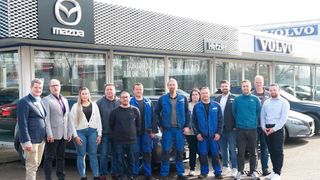 Alexander Host (li.), Geschäftsführer des Autohauses Hetzler, und Standortleiter Kai Blessin (2.v.li.) mit dem Team des Göttinger Mazda- und Volvo-Betriebs. (Bild: Autohaus Hetzler)