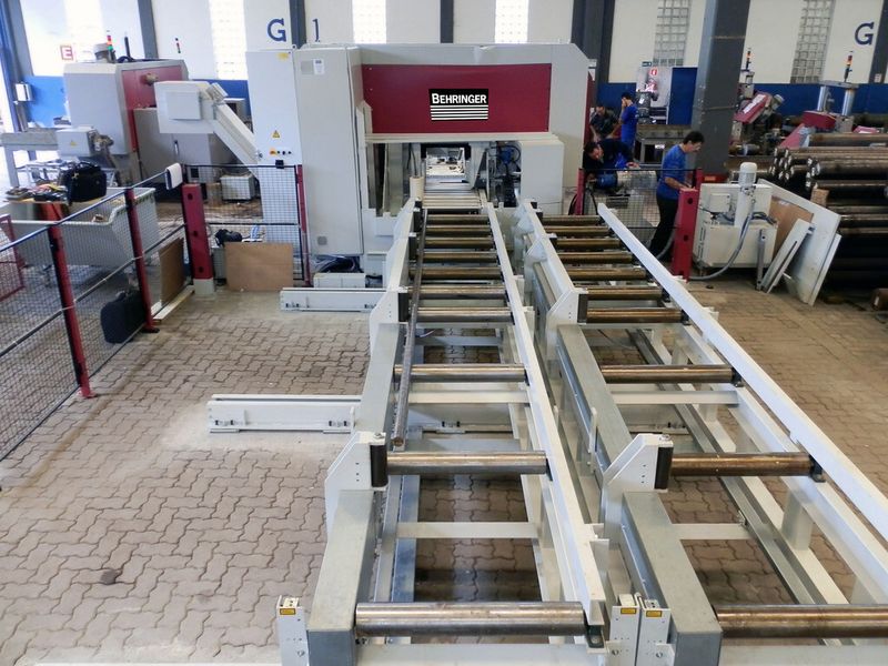 Abfuhrseitig befördert eine Rollenbahn die fertig gesägten Abschnitte aus der Maschine. (Bild: Behringer)