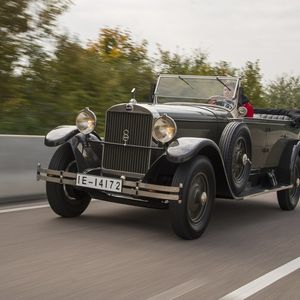 Den Strom brachte Bosch schon vor 100 Jahren ins Auto: Ein Generator betrieb 1913 den ersten elektrischen Scheinwerfer der Welt, das Bosch-Licht.